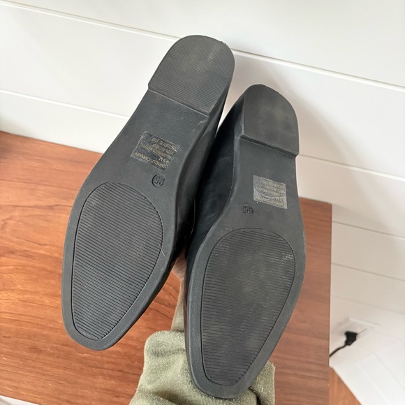 Women’s Madden Girl Carlaby Black Leather Loafers Dress Shoes Gold Accents 9.5 M - Picture 8 of 8